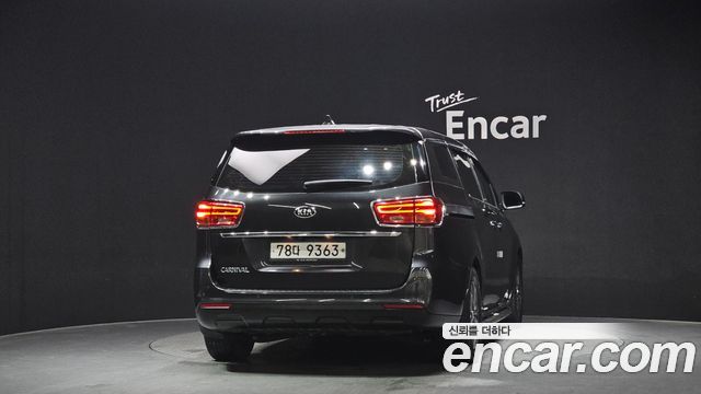 Kia Carnival 11-Seater Deluxe — пробег 80 659 км — фото 4 из 5