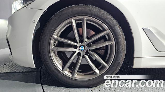 BMW 5-Series 520d xDrive M Sport Package Plus — пробег 143 304 км — фото 5 из 5