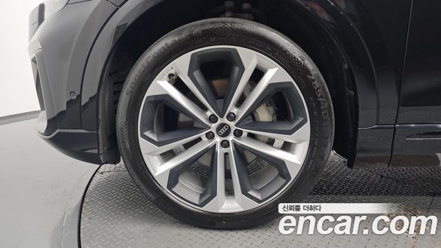 Audi Q8 55 TFSI Quattro Premium — пробег 28 305 км
