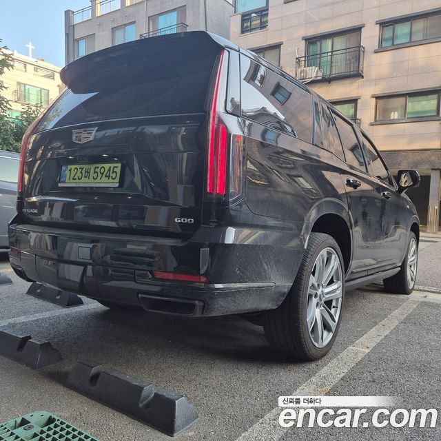 Cadillac Escalade 6.2 Sports Platinum — пробег 7 900 км