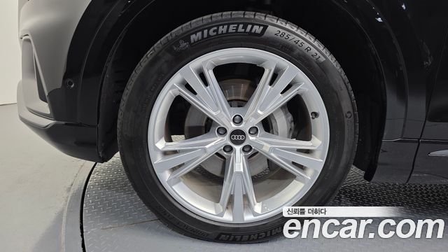 Audi Q8 45 TDI Quattro Premium — пробег 33 915 км