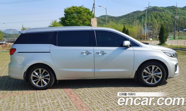 Kia Carnival 9-Seater Noblesse Special — пробег 68 667 км — фото 4 из 5