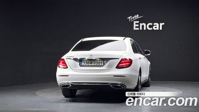 Mercedes-Benz E-Class E220d Avantgarde — пробег 116 297 км — фото 4 из 5